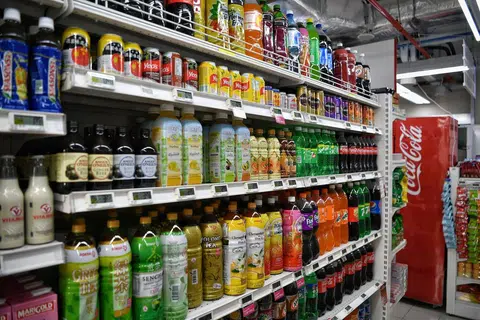 SKIM GALAK KITAR SEMULA: Pengguna akan membayar deposit yang boleh dikembalikan sebagai tambahan kepada kos minuman itu, dan akan mendapat semula wang deposit ini jika mereka memulangkan bekas minuman terpakai itu. - Foto fail