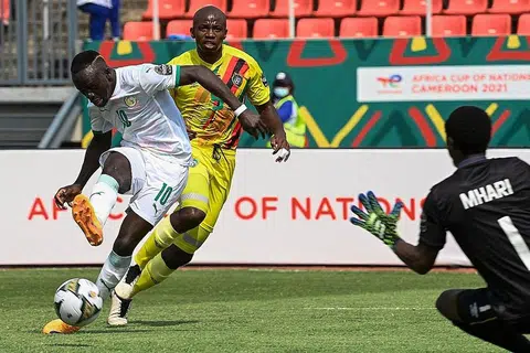 DRAMA PADA DETIK AKHIR: Sepakan penalti Mane (jersi putih) pada minit ke-97 memberikan Senegal kemenangan 1-0 ke atas Zimbabwe dalam perlawanan pembukaan Kumpulan B Piala Negara-Negara Afrika kelmarin. - Foto AFP