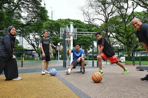 Pasangan suami isteri, Encik Mohamad Anuar Latiff (kanan) dan Cik Siti Alina Talib (kiri), kerap mencari masa melakukan kegiatan sukan di luar bersama anak mereka (dua dari kiri) Hannah Amelia, 10 tahun, Haikel Akeem, 15 tahun dan Hadi Aqeel, 12 tahun.