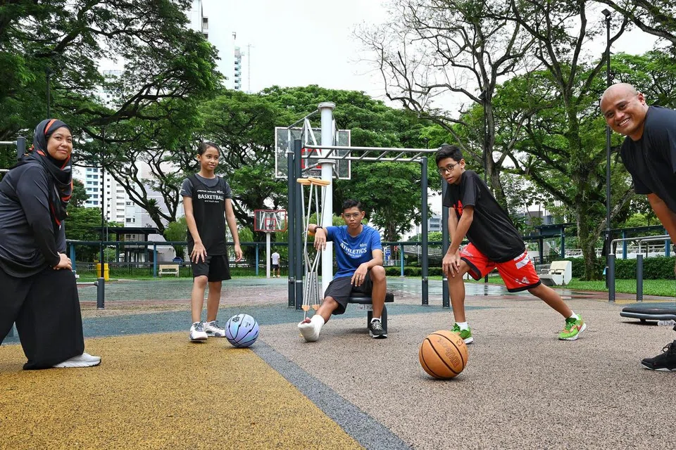 Pasangan suami isteri, Encik Mohamad Anuar Latiff (kanan) dan Cik Siti Alina Talib (kiri), kerap mencari masa melakukan kegiatan sukan di luar bersama anak mereka (dua dari kiri) Hannah Amelia, 10 tahun, Haikel Akeem, 15 tahun dan Hadi Aqeel, 12 tahun.