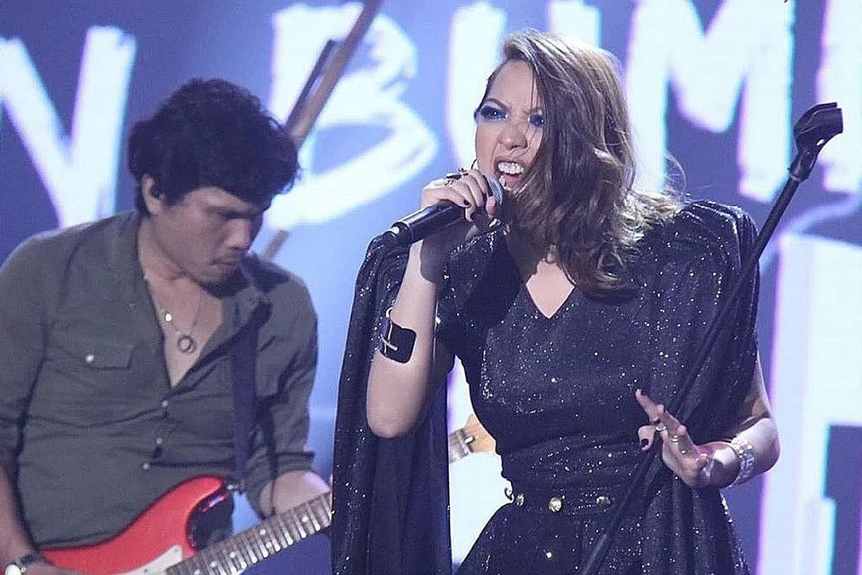 MENJIWAI LAGU METAL: Linda Nanuwil bagaikan bertukar kulit dari puteri balada kepada puteri rok metal ketika menyanyikan lagu 'berat' kumpulan Amuk, Akar Dan Bumi. - Foto ASTRO GEMPAK
