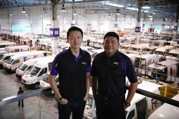 RASA DIHARGAI: Encik Mohamed Feroz (kanan), bersama Encik Choo, rasa gembira ke kerja setiap hari kerana tahu majikannya menganggap sumbangan dan pandangannya penting. - Foto BH oleh MARK CHEONG