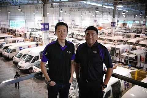 RASA DIHARGAI: Encik Mohamed Feroz (kanan), bersama Encik Choo, rasa gembira ke kerja setiap hari kerana tahu majikannya menganggap sumbangan dan pandangannya penting. - Foto BH oleh MARK CHEONG