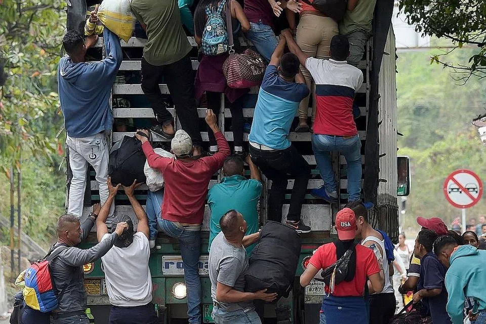 TINGGALKAN NEGARA: Rakyat Venezuela meninggalkan negara mereka, menaiki sebuah trak di Cucuta untuk ke Pamplona di Norte de Santander Department di Colombia pada 10 Februari. - Foto AFP