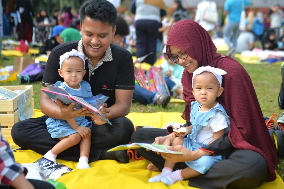 MULA SEJAK KECIL: Penulis beranggapan penggunaan bahasa Melayu yang kerap dan tekal merupakan langkah pertama untuk anak-anak menguasai sesuatu bahasa dengan baik.