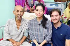 BERI SOKONGAN: Puteri Johor Tunku Tun Aminah Maimunah bersama suaminya, Encik Dennis Muhammad (kanan), melawat Zaibo di kediamannya di Rengit, Batu Pahat. - Foto ROYAL JOHOR FACEBOOK