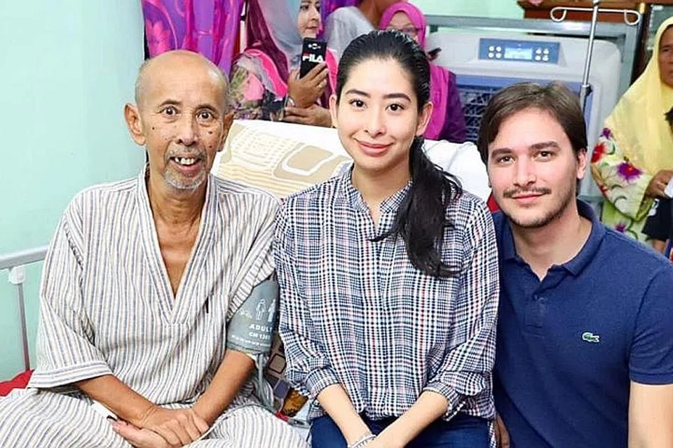 BERI SOKONGAN: Puteri Johor Tunku Tun Aminah Maimunah bersama suaminya, Encik Dennis Muhammad (kanan), melawat Zaibo di kediamannya di Rengit, Batu Pahat. - Foto ROYAL JOHOR FACEBOOK