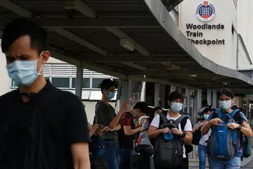 Orang ramai di Pusat Pemeriksaan Woodlands pada 17 Mac 2020. 