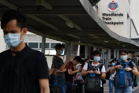 Orang ramai di Pusat Pemeriksaan Woodlands pada 17 Mac 2020. 