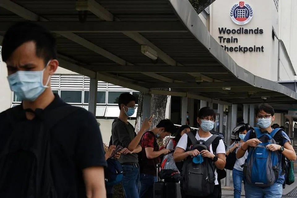 Orang ramai di Pusat Pemeriksaan Woodlands pada 17 Mac 2020. 