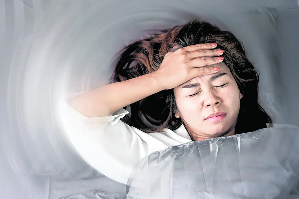 Gambaran seorang wanita sedang bertarung dengan serangan migrain.