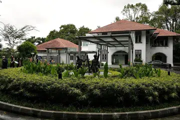 DINAIK TARAF: Halaman luar muzium 'Reflections at Bukit Chandu', iaitu sebuah banglo dua tingkat binaan zaman penjajahan pada 1930 dahulu, yang mana di depannya terletak sebuah skulptur kru mortar askar Rejimen Melayu sebagai peringatan terhadap keberanian dan kesetiaan askar-askar tersebut dalam perang. - Foto-foto BH oleh KUA CHEE SIONG 