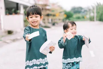 Ibu bapa boleh menggunakan strategi belanja-simpan-kongsi dalam mengajar anak konsep kewangan. 