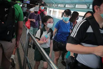 KEGIATAN SEHARIAN - KEMBALI KE SEKOLAH: Seorang pelajar, ditemani ibunya, merupakan antara warga dan penduduk Singapura yang melanjutkan semula kegiatan harian mereka seperti biasa selepas pemerintah mula melonggarkan beberapa sekatan yang dikenakan sewaktu tempoh pemutus rantaian jangkitan selama dua bulan. - Foto BH oleh JASON QUAH