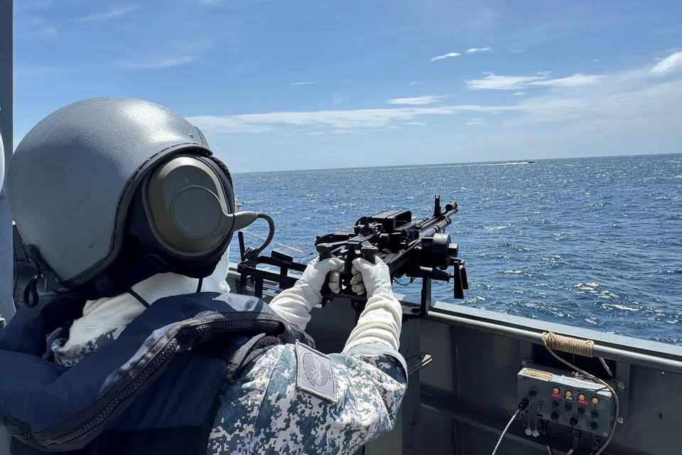 Kru Angkatan Laut Republik Singapura (RSN) menjalani latihan meriam pada simulasi ancaman bot kecil.