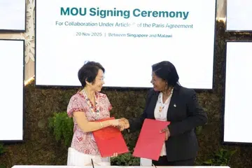 Memorandum persefahaman (MOU) telah ditandatangani pada 20 November oleh Menteri Kemampanan dan Sekitaran merangkap Menteri Bertanggungjawab bagi Hubungan Perdagangan, Cik Grace Fu (kiri) dan Menteri Sumber Asli, Tenaga dan Perlombongan Malawi, Dr Jean Mathanga.