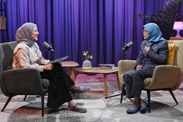 Mantan Presiden Singapura, Puan Halimah Yacob (kanan), berkongsi kisah hidupnya selepas persaraan, cabaran sebagai Presiden wanita pertama Singapura, dan prinsip yang membentuk dirinya bersama penerbit podcast dan hos, NoTapis, Cik Natasha Mustafa.