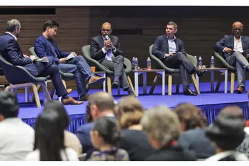 BINCANG ISU: Dr Janil Puthucheary (tiga dari kiri) memberikan pengamatannya di sesi perbincangan mengenai berita palsu di Persidangan Media Antarabangsa East West Centre. Turut menyertai sesi itu ialah (dari kiri) Encik Torben Stephan selaku moderator, Encik Alvin Tan, Encik Warren Fernandez dan Profesor Cherian George. - Foto BH oleh KELVIN CHNG