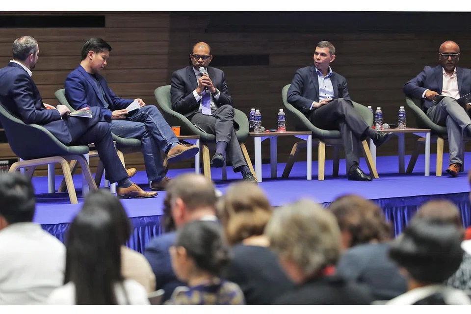 BINCANG ISU: Dr Janil Puthucheary (tiga dari kiri) memberikan pengamatannya di sesi perbincangan mengenai berita palsu di Persidangan Media Antarabangsa East West Centre. Turut menyertai sesi itu ialah (dari kiri) Encik Torben Stephan selaku moderator, Encik Alvin Tan, Encik Warren Fernandez dan Profesor Cherian George. - Foto BH oleh KELVIN CHNG