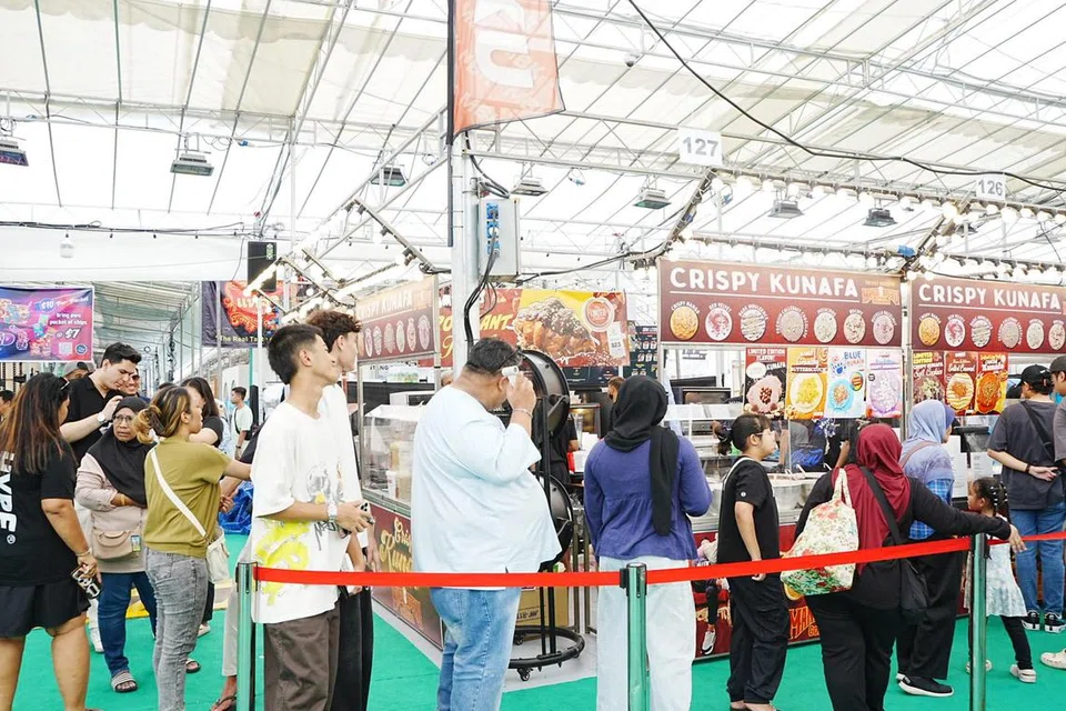 BERATUR PANJANG: Pengunjung di bahagian makanan dan minuman beratur panjang di salah satu reruai di Bazar Geylang Serai 2025.