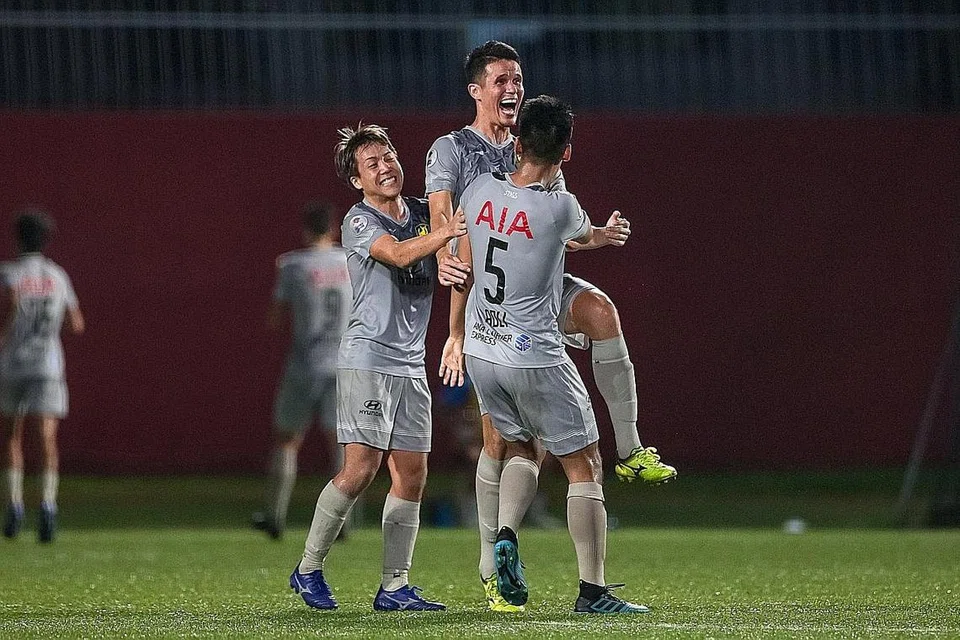 LALUAN SUKAR: Tampines Rovers, dengan pemain bek tengahnya Baihakki Khaizan (tengah), akan bertemu dua bekas juara Liga Juara-Juara AFC dalam perlawanan peringkat kumpulan. - Foto fail BH
