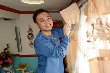 CUBA BERDIKARI: Bekas pesakit barah, Encik Muhd Khairi, membuat persiapan terakhir untuk Lebaran dan yang hebatnya bulan ini beliau sekeluarga tidak lagi menerima sebarang bantuan daripada mana-mana badan masyarakat selama beberapa tahun selepas bapanya dibuang kerja. - Foto TUKIMAN WARJI