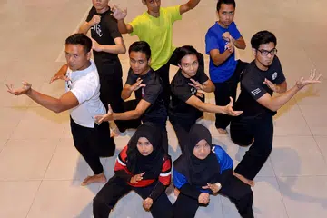 MENYUNTIK KESEGARAN: Sekumpulan anak muda menubuhkan Aliran Bebas yang membuat persembahan tidak terhad pada satu gerak silat, malah menerapkan gerak binatang seperti gerak monyet atau ular dan gerak sasaran seperti tumbuk dan tendang. - Foto TUKIMAN WARJI