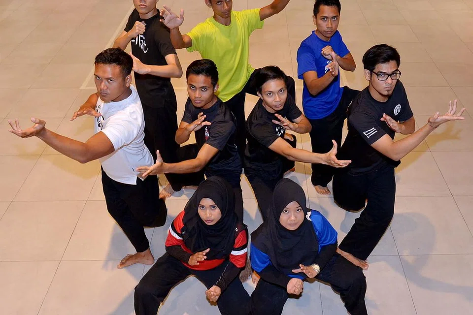 MENYUNTIK KESEGARAN: Sekumpulan anak muda menubuhkan Aliran Bebas yang membuat persembahan tidak terhad pada satu gerak silat, malah menerapkan gerak binatang seperti gerak monyet atau ular dan gerak sasaran seperti tumbuk dan tendang. - Foto TUKIMAN WARJI