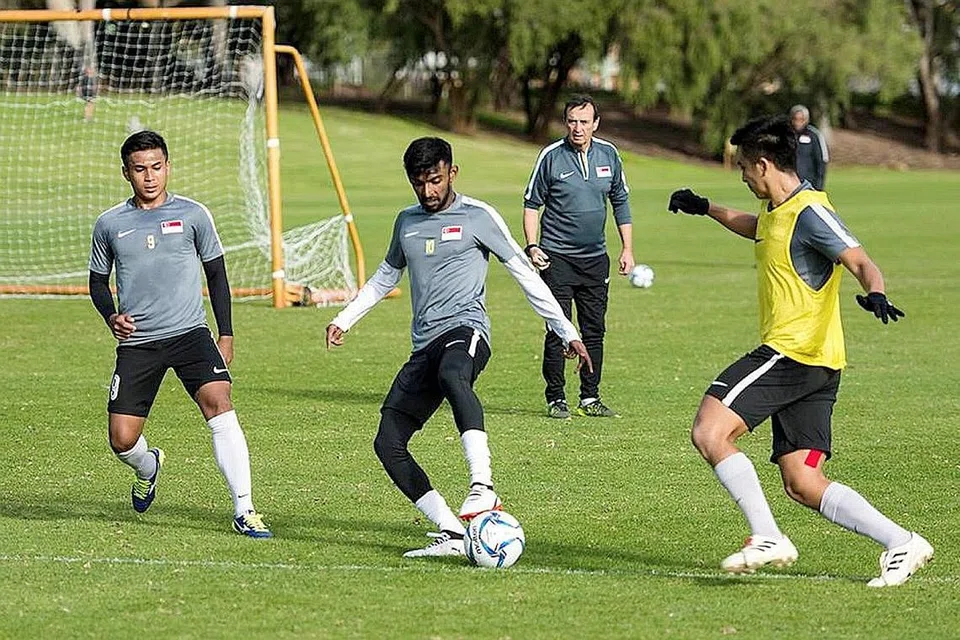 LATIHAN PERSIAPAN: Pasukan Bawah 22 Tahun Singapura, termasuk pemain midfield berbakat Hanafi Akbar (tengah), menjalani latihan di Perth, Australia, baru-baru ini, dengan diperhatikan jurulatih Richard Tardy (belakang). - Foto FACEBOOK U22 SINGAPURA
