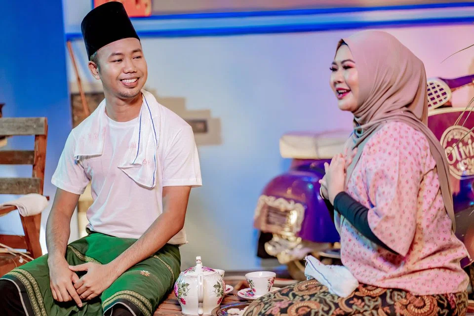 KESANTUNAN BAHASA: Afi Hanafi (kiri) dan Suryana Norddin mengembalikan nostalgia anda pada suasana kehidupan kampung di awal program Gumbira Raya.