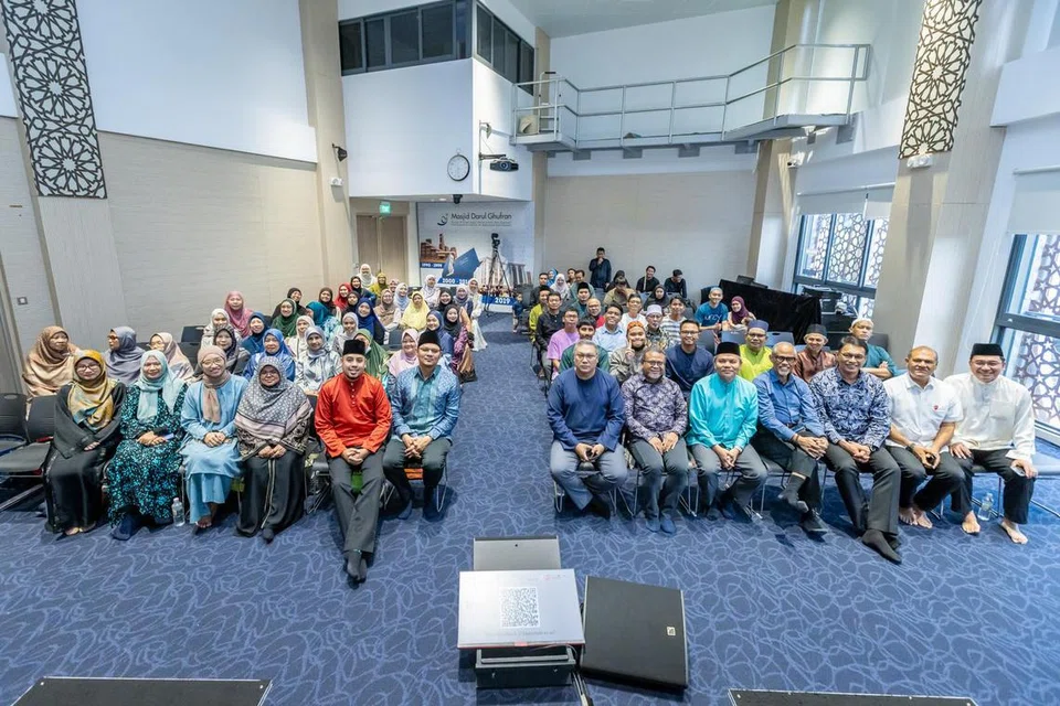 Menteri Bertanggungjawab bagi Ehwal Masyarakat Islam, Encik Masagos Zulkifli Masagos Mohamad (depan, empat dari kanan) menyerikan sesi Forum@Bersamamu di Masjid Darul Ghufran pada 28 September.