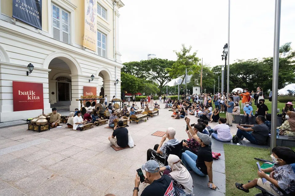 Aktiviti Roots and Routes: SG HeritageFest at ACM mengajak pengunjung menyusuri warisan budaya melalui pemasangan seni luar, jelajah galeri, persembahan dan lawatan yang menghubungkan masa lalu dengan kehidupan masa kini.