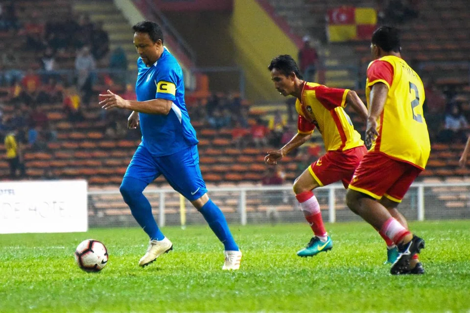 Legenda Singapura, Fandi Ahmad (kiri), ketika beraksi untuk pasukan Pilihan Singapura Veteran di edisi Piala Sultan Selangor 2019. 