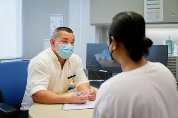 SUDAH SERIK: Encik Dan (kanan) yang menjalani dua prosedur di mana peparunya ‘dibilas’ akibat terkena penyakit menyusuli tabiat menghisap ‘vape’, kini tidak lagi merokok atau menghisap ‘vape’ sejak dua tahun lalu. 