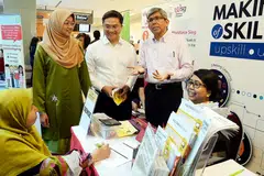 BERI GAMBARAN KEMAHIRAN YANG DIPERLUKAN: Menteri Perhubungan dan Penerangan yang juga Menteri Bertanggungjawab bagi Ehwal Masyarakat Islam, Dr Yaacob Ibrahim, bersama Anggota Parlimen (AP) GRC Bishan-Toa Payoh, Encik Saktiandi Supaat, dan Ketua Pegawai Eksekutif (CEO) Mendaki dan Mendaki Sense, Cik Rahayu Buang, mengunjungi salah sebuah gerai pameran Kerjaya. Dr Yaacob menekankan perlunya graduan bersedia mempelajari kemahiran dan ilmu baru yang digabungkan dengan ilmu yang mereka ada. - Foto JOHARI RAHMAT