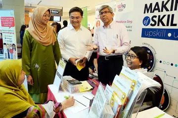 BERI GAMBARAN KEMAHIRAN YANG DIPERLUKAN: Menteri Perhubungan dan Penerangan yang juga Menteri Bertanggungjawab bagi Ehwal Masyarakat Islam, Dr Yaacob Ibrahim, bersama Anggota Parlimen (AP) GRC Bishan-Toa Payoh, Encik Saktiandi Supaat, dan Ketua Pegawai Eksekutif (CEO) Mendaki dan Mendaki Sense, Cik Rahayu Buang, mengunjungi salah sebuah gerai pameran Kerjaya. Dr Yaacob menekankan perlunya graduan bersedia mempelajari kemahiran dan ilmu baru yang digabungkan dengan ilmu yang mereka ada. - Foto JOHARI RAHMAT