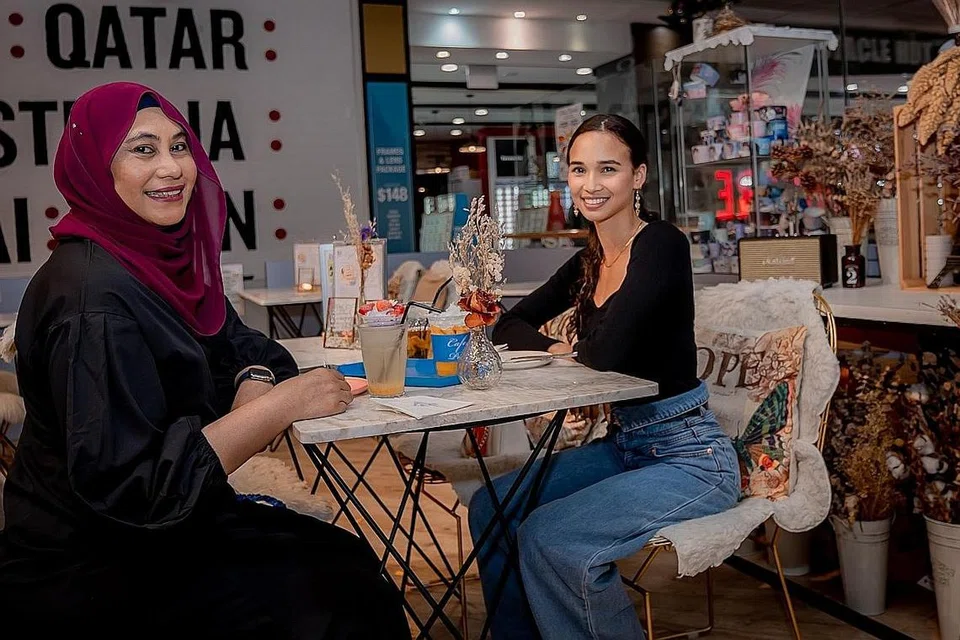 KONGSI CERITA: Iman Fandi bersama hos 'The BM Show', Hanim Mohd Saleh. 