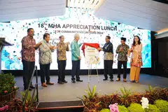 (Dari kiri) Ketua Pegawai Eksekutif (CEO) Sinda, Encik Anbarasu Rajendran, Pengerusi Bersama RRG, Ustaz Dr Mohamed Ali, Menteri Negara (Ehwal Dalam Negeri merangkap Pembangunan Negara), Profesor Madya Dr Muhammad Faishal Ibrahim, Menteri Kanan, Encik Teo Chee Hean, Presiden Taman Bacaan, Encik Abdul Halim Kader, Pengerusi AMP Singapura, Ustaz Fathurrahman Dawoed dan Mantan Presiden Terkini PPIS, Cik Hazlina Abdul Halim di Majlis Makan Tengah Hari Bagi Menghormati Relawan Masyarakat MHA ke-18. 