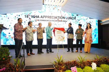 (Dari kiri) Ketua Pegawai Eksekutif (CEO) Sinda, Encik Anbarasu Rajendran, Pengerusi Bersama RRG, Ustaz Dr Mohamed Ali, Menteri Negara (Ehwal Dalam Negeri merangkap Pembangunan Negara), Profesor Madya Dr Muhammad Faishal Ibrahim, Menteri Kanan, Encik Teo Chee Hean, Presiden Taman Bacaan, Encik Abdul Halim Kader, Pengerusi AMP Singapura, Ustaz Fathurrahman Dawoed dan Mantan Presiden Terkini PPIS, Cik Hazlina Abdul Halim di Majlis Makan Tengah Hari Bagi Menghormati Relawan Masyarakat MHA ke-18. 