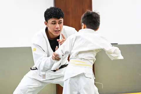 Aryan Azman, bukan sekadar membentuk masa depannya sendiri, malah membentuk masa depan seni bela di Singapura dengan mengajar generasi muda. 