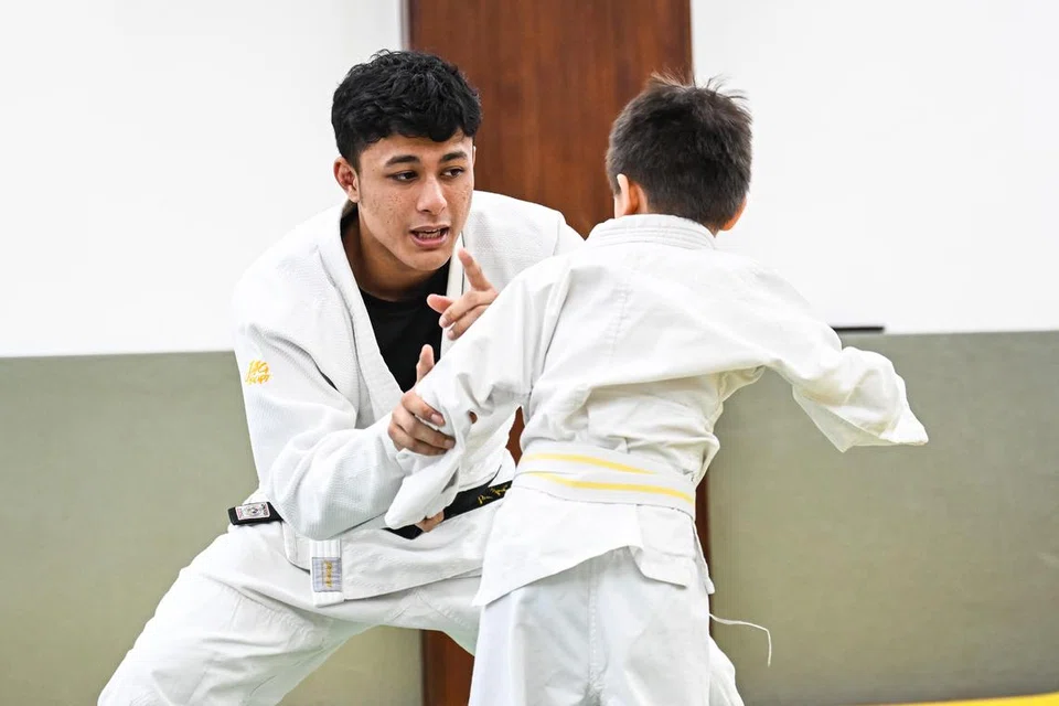 Aryan Azman, bukan sekadar membentuk masa depannya sendiri, malah membentuk masa depan seni bela di Singapura dengan mengajar generasi muda. 