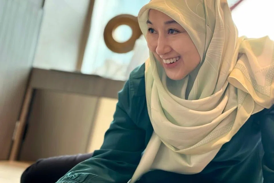 Sebagai seorang ahli terapi seni, Cik Siti Mariam Mohd Salim, membimbing kliennya dalam menghasilkan karya seni seperti seni pasir (di dalam gambar), lukisan atau kraf, demi penyembuhan emosi dan kesejahteraan mental mereka.