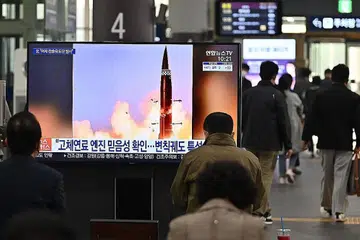 PELANCARAN MISIL: Warga Korea Selatan menyaksikan skrin televisyen di stesen keretapi Suseo di Seoul yang menunjukkan rakaman berita mengenai ujian peluru berpandu taktikal terbaru Korea Utara. - Foto AFP