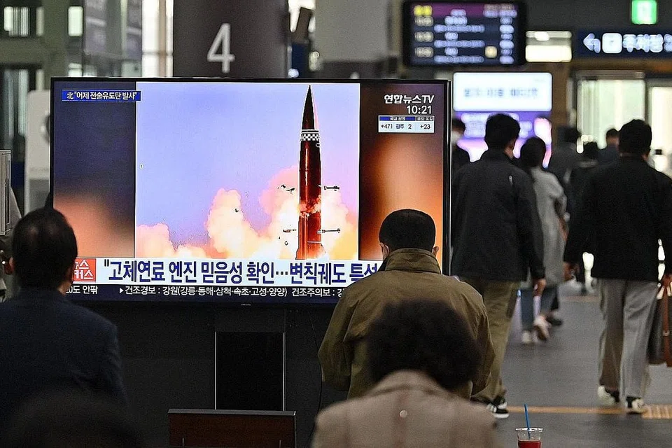 PELANCARAN MISIL: Warga Korea Selatan menyaksikan skrin televisyen di stesen keretapi Suseo di Seoul yang menunjukkan rakaman berita mengenai ujian peluru berpandu taktikal terbaru Korea Utara. - Foto AFP
