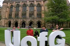 MODUL WAJIB LUAR NEGARA: Encik Muhammad Taufiq Azias (berjaket merah) bersama rakan-rakan sekolahnya di Universiti Glasgow di Scotland tahun lepas. Dana RFS telah membantu meringankan sedikit kos perbelanjaannya di sana. - Foto ihsan ENCIK MUHAMMAD TAUFIQ AZIAS