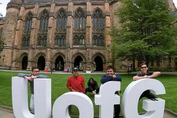 MODUL WAJIB LUAR NEGARA: Encik Muhammad Taufiq Azias (berjaket merah) bersama rakan-rakan sekolahnya di Universiti Glasgow di Scotland tahun lepas. Dana RFS telah membantu meringankan sedikit kos perbelanjaannya di sana. - Foto ihsan ENCIK MUHAMMAD TAUFIQ AZIAS