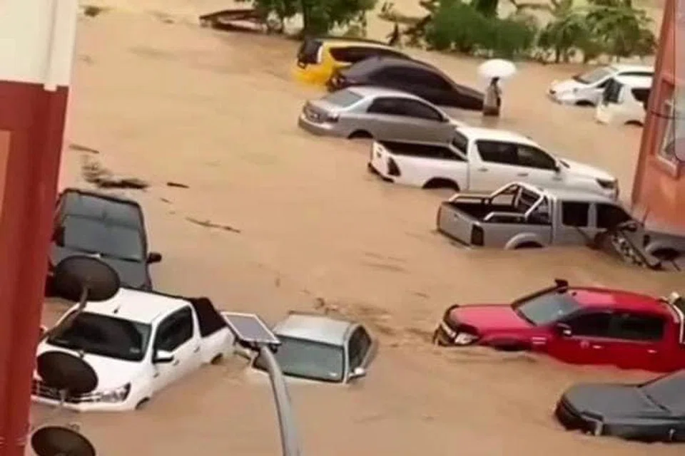 Situasi banjir yang melanda Pekan Donggogan di daerah Penampang, Sabah, sehingga menenggelamkan kenderaan.