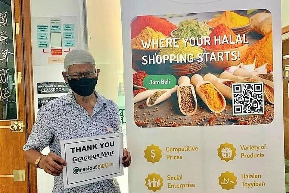 MENDAPAT BANTUAN: Penerima fidyah Pergas diagihkan oleh graciousmart.sg. - Foto PERGAS