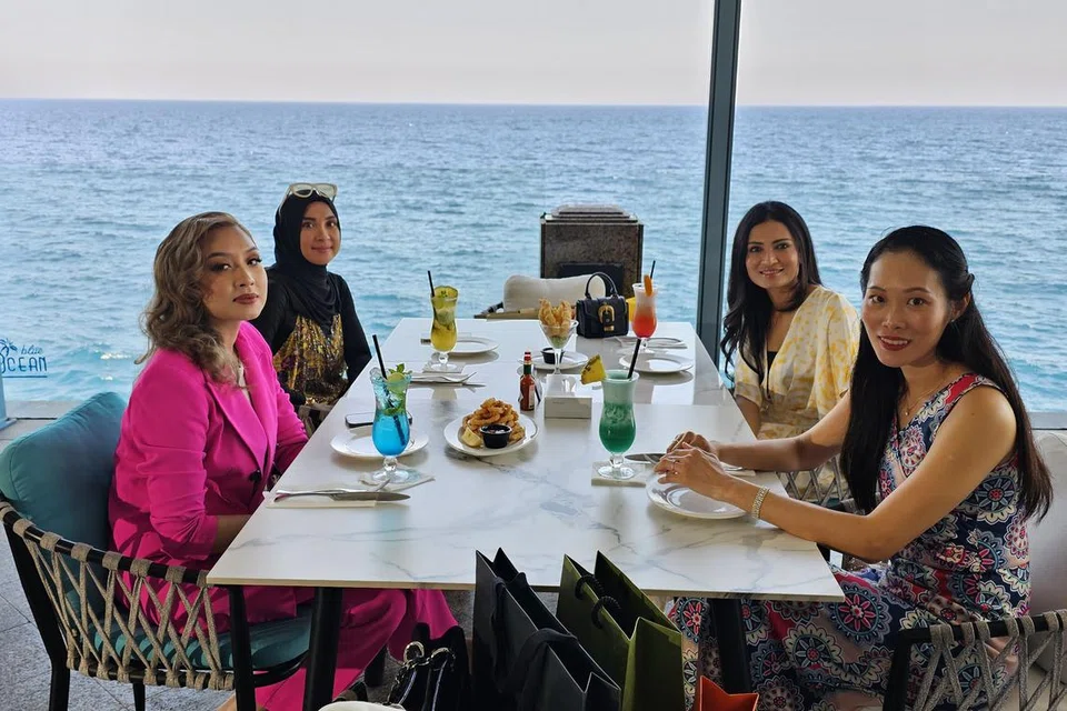 Telefilem Hari Raya Haji, ‘Bisikan Syahdu’, antara lain mengetengahkan gaya hidup golongan ekspatriat di Jeddah. Pelakon Nurul Nabila Mohd Sani (kiri) bersama ekspatriat sebenar yang menjadi pelakon pembantu, (dari kanan) Valerie Liew, Balqish Maarif dan Sabrina A Samad.