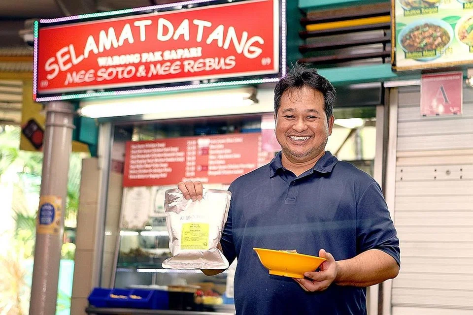 KEMBANGKAN NIAGA: Encik Sumadi telah mengeluarkan pes kuah soto yang dijual di gerainya di Warong Pak Sapari di Pusat Penjaja Adam Road. - Foto BH oleh ZHANG XUAN